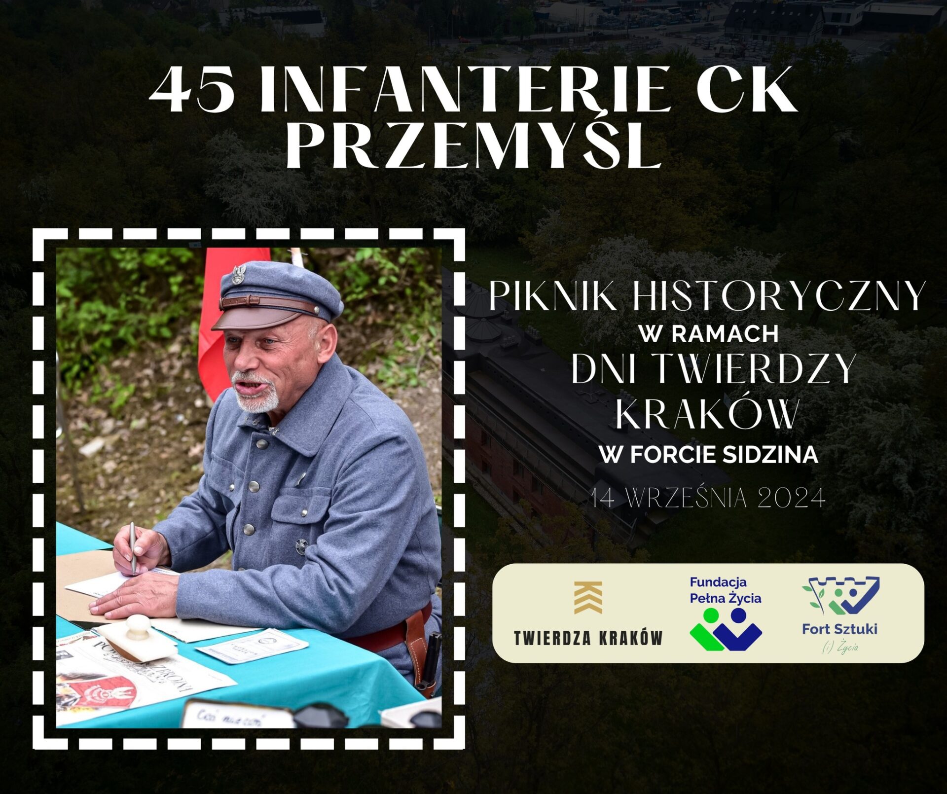 45 infanterie ck przemyśl - Pan w stroju z epoki przy stoliku podpisujący karteczkę