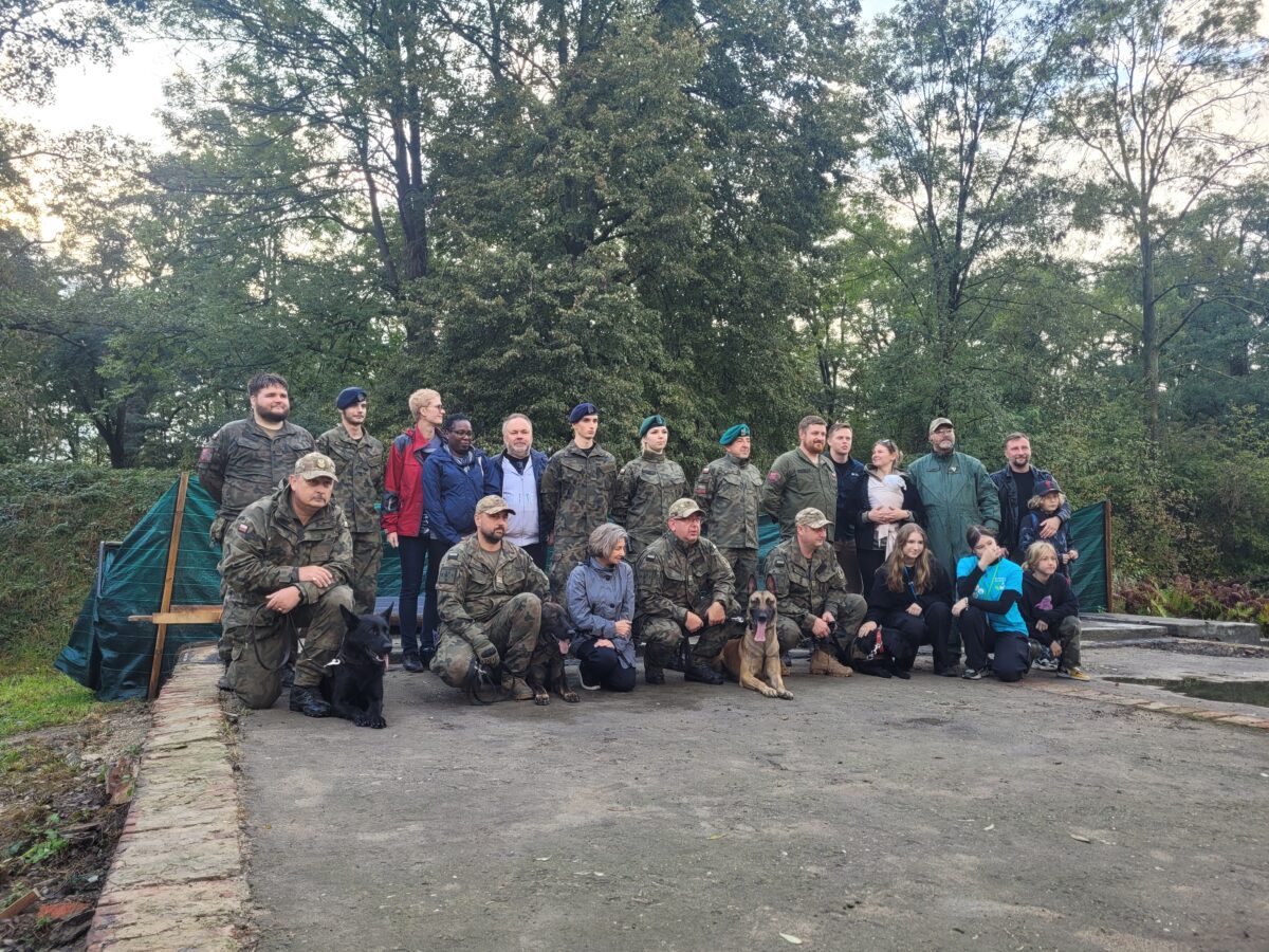 wspólne zdjęcie wojskowych, piesków, Pani Prezes, chętnych i wolontariuszy