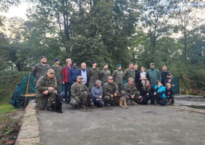 wspólne zdjęcie wojskowych, piesków, Pani Prezes, chętnych i wolontariuszy